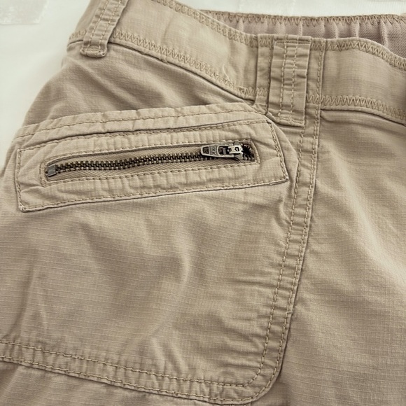 Chico's Tan/Khaki Lightweight Capri Pants. Made with 2% Spandex. Size 2.5=14 - Picture 3 of 11